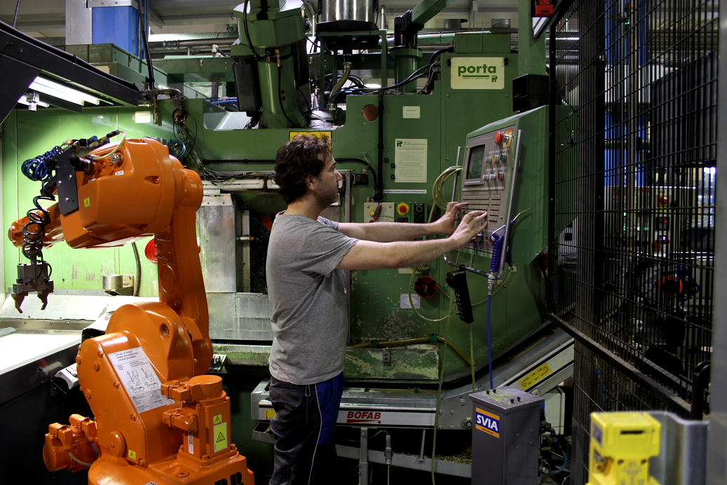 launching a gate valve in an imaginative way